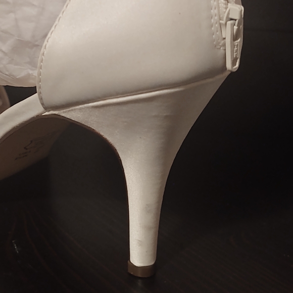 LIKE NEW😃Nina Vera Rhinestone Ankle Strap Lustersatin Sandals (Ivory) - Picture 12 of 16